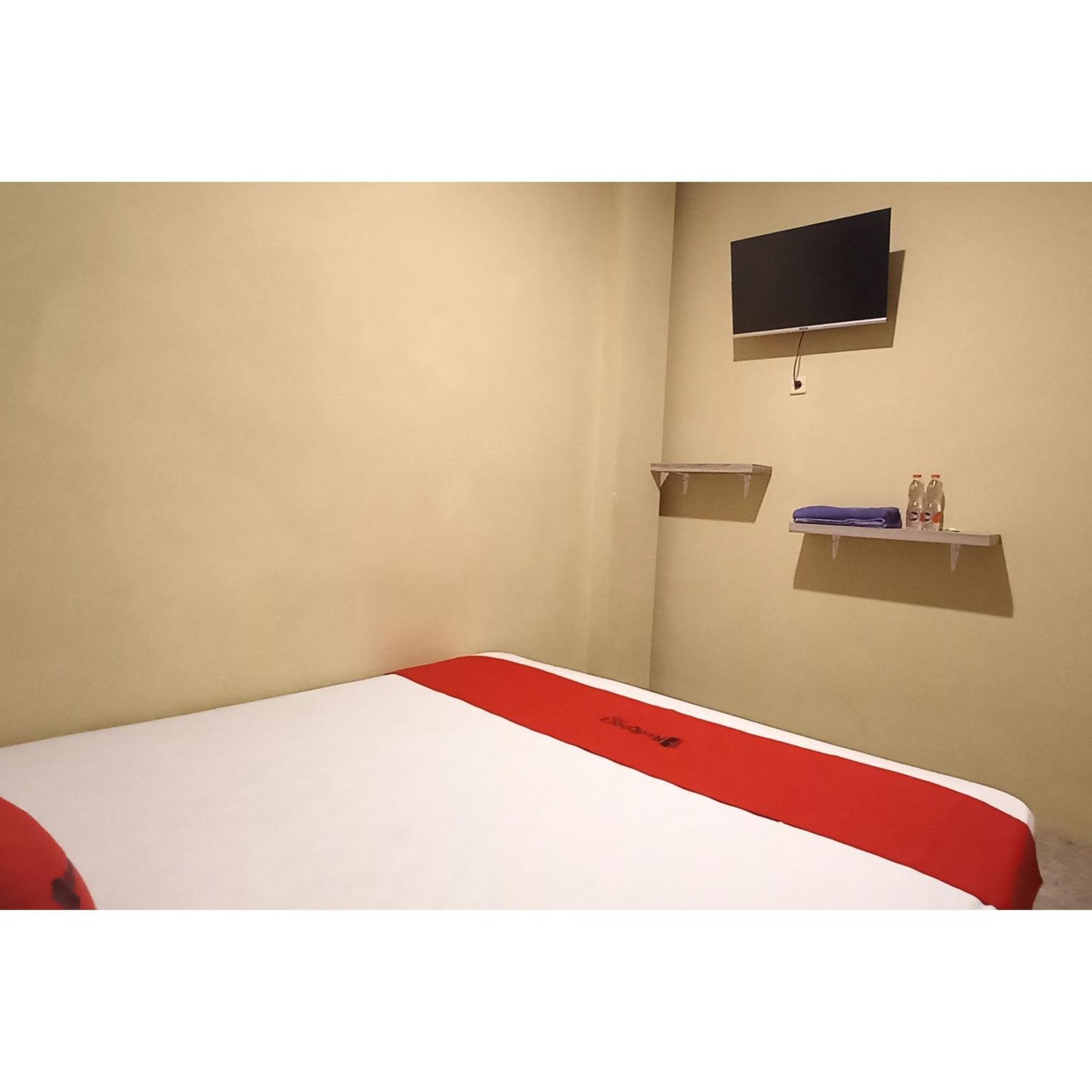 Reddoorz At Deluxe Hotel Near Terminal Purabaya Bungurasih Sidoarjo Ngoại thất bức ảnh