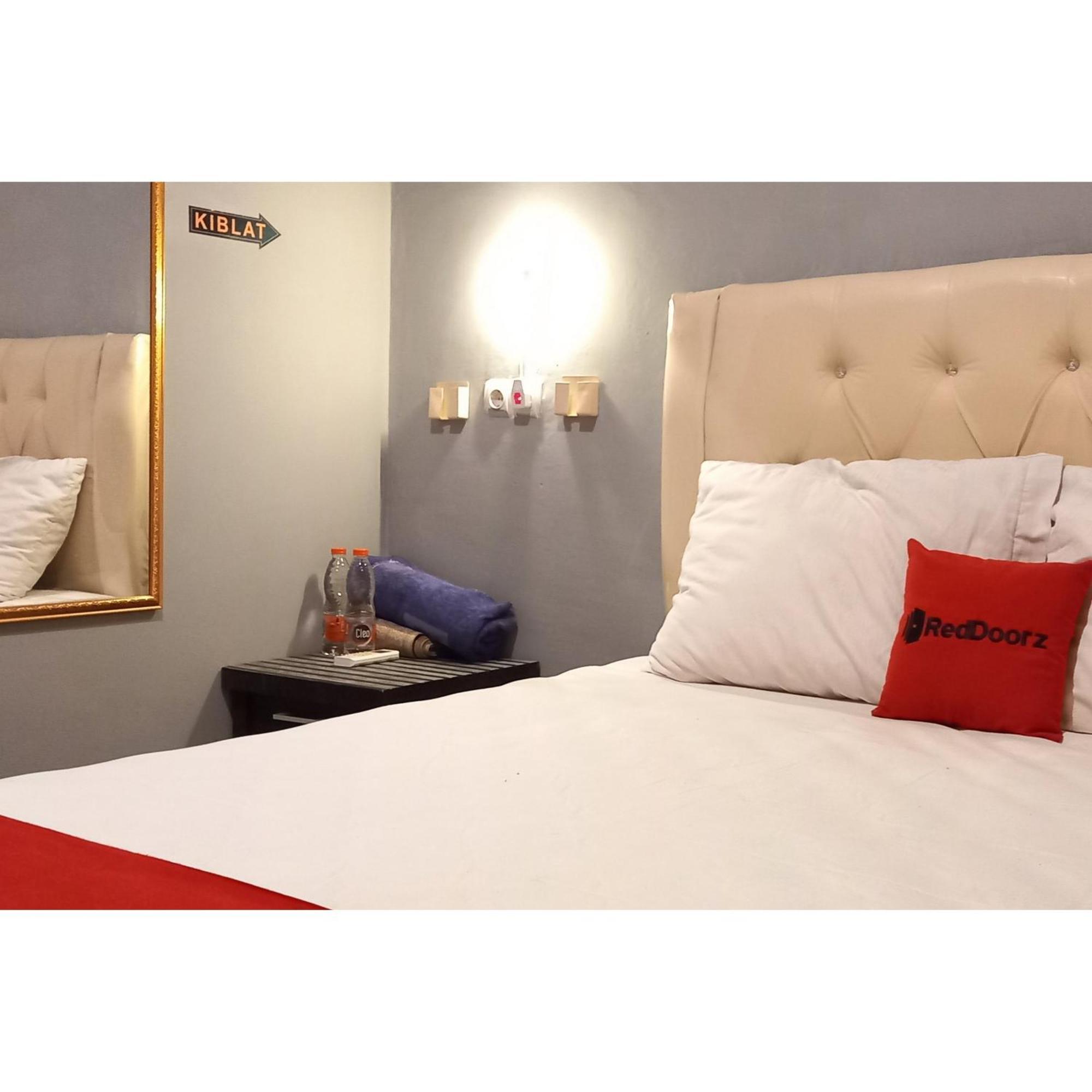 Reddoorz At Deluxe Hotel Near Terminal Purabaya Bungurasih Sidoarjo Ngoại thất bức ảnh