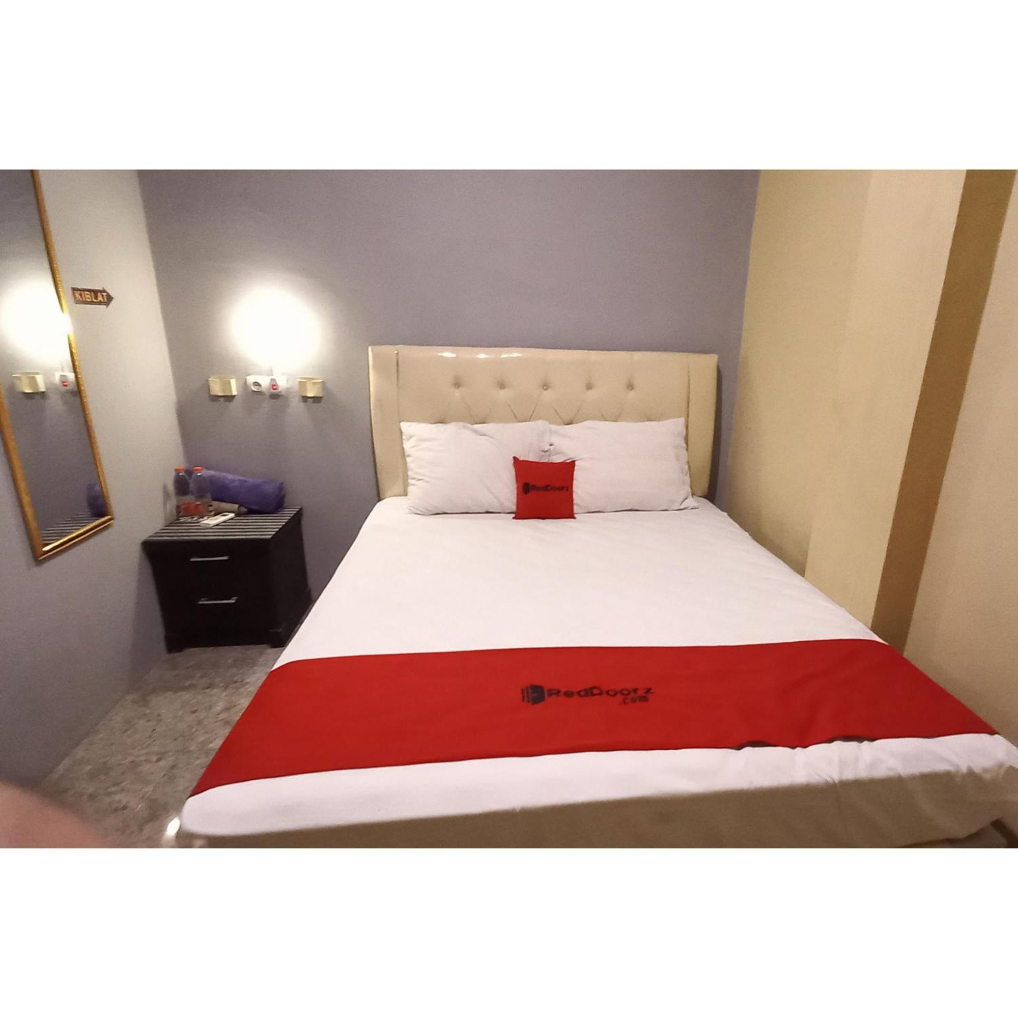 Reddoorz At Deluxe Hotel Near Terminal Purabaya Bungurasih Sidoarjo Ngoại thất bức ảnh