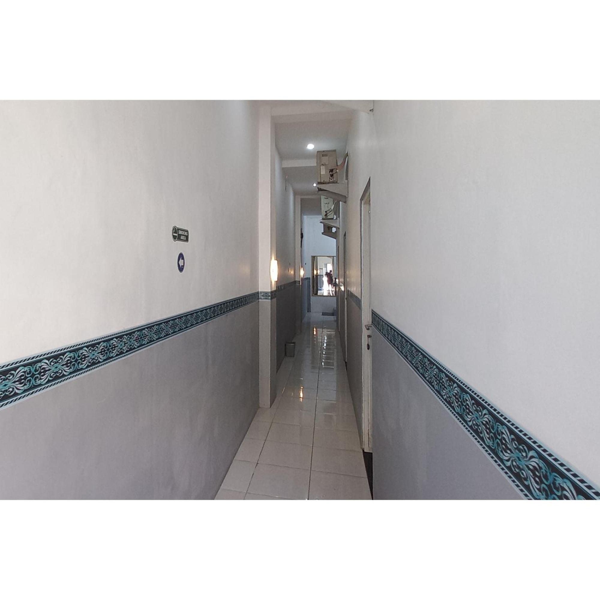 Reddoorz At Deluxe Hotel Near Terminal Purabaya Bungurasih Sidoarjo Ngoại thất bức ảnh